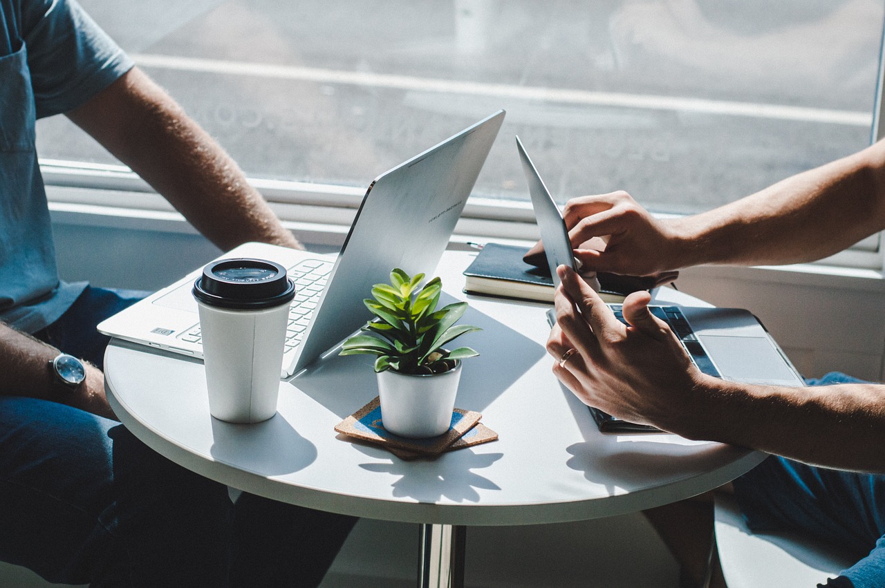 Lernen Sie mehr darüber wie axxtas Ihrem Unternehmen bei der Digitalisierung helfen kann.